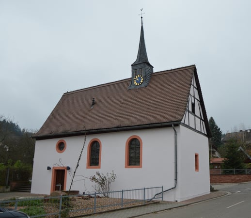 Die Kapelle von Darsberg wurde zwischen 1450 und 1460 als Filialkapelle der Pfarrkirche zu Neckarsteinach erbaut und war ursprünglich dem Hl. Sebastian geweiht. Ihr Bauherr war möglicherweise Landschad Bligger XIV oder einer seiner Vorgänger.
Das Schmuckstück der Kapelle ist der spätgotische Flügelaltar, der aus der Erbauungszeit der Kapelle stammt. Das Retabel präsentiert auf den gemalten Flügelaußenseiten die Verkündigung an Maria durch den Erzengel Gabriel. Weiterhin sind in geschlossenem Zustand an den bemalten Seitenflügeln die Heiligen Valentin und Joachim zu sehen.