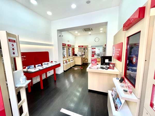 Vodafone Store | Corso Camillo Finocchiaro April