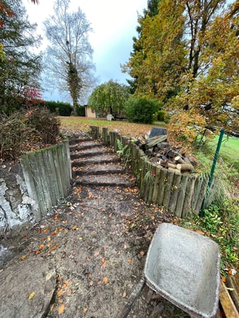 Thury Paysagiste & Services – Ancien escalier en bois et soutènement en rondins à Auboranges dans le canton de Fribourg avant rénovation complète des aménagements extérieurs et de la terrasse.