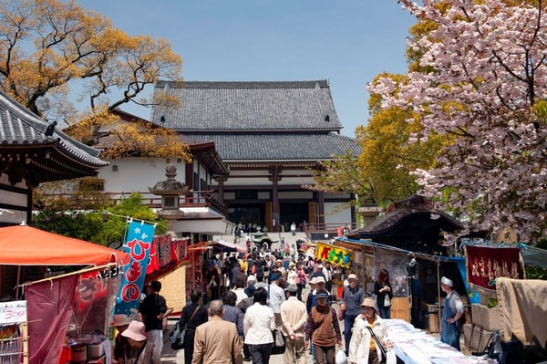 縁日の様子。毎月決まった日にお参りすると、神仏といつも以上のご縁を結ばれるそう