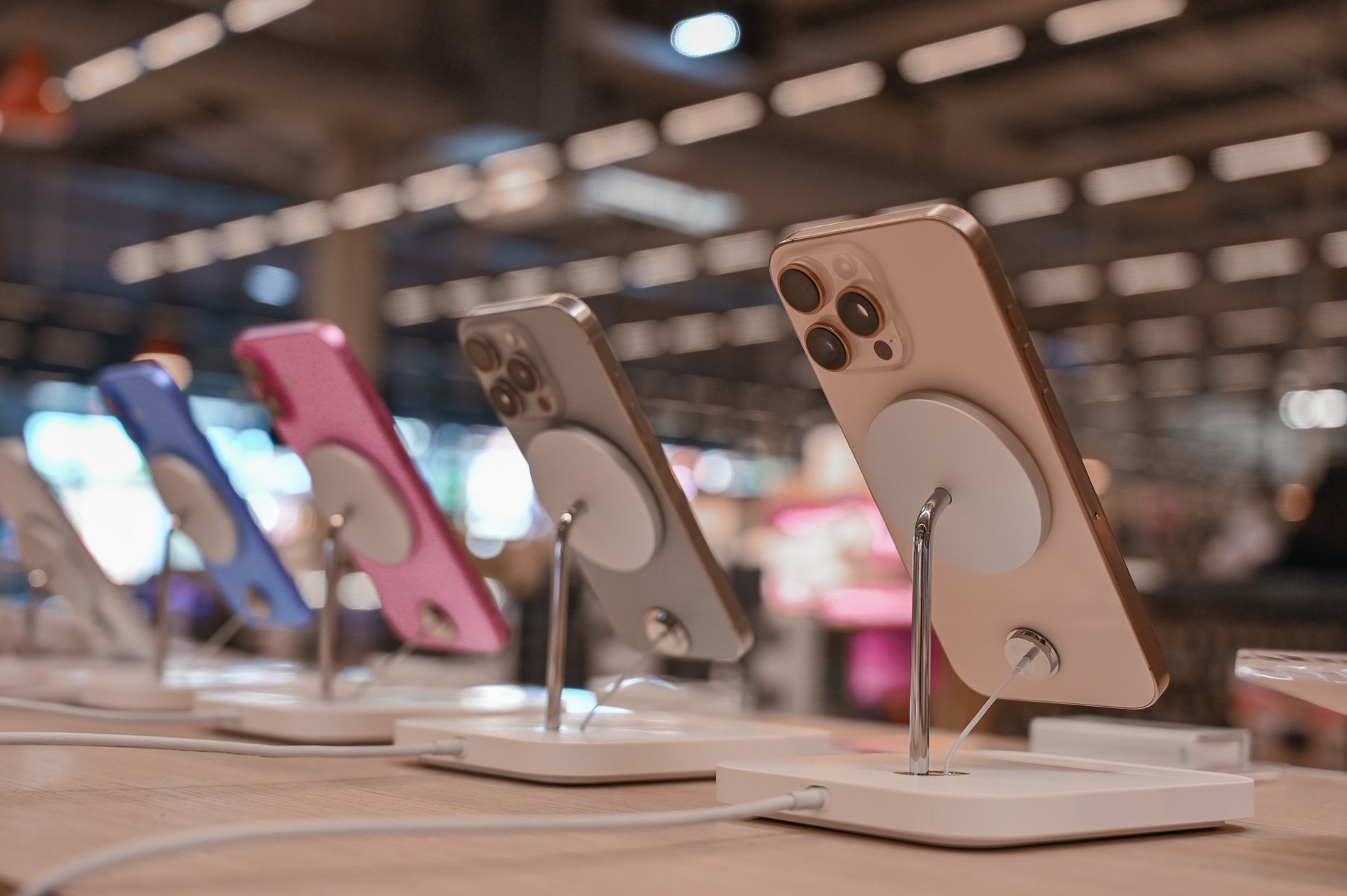 Arrière des iPhone 16 chez Boulanger Toulon - La Garde