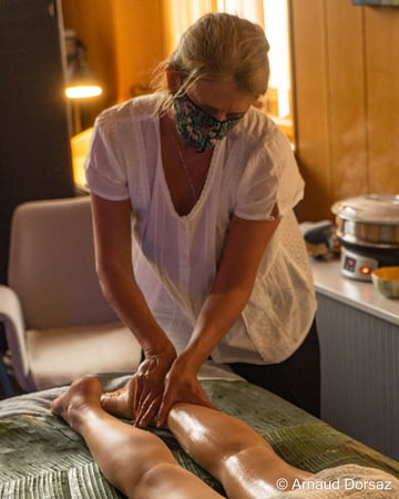 Institut Pré-Alpin - Châtel-St-Denis - Massage après enveloppement à la kératine.