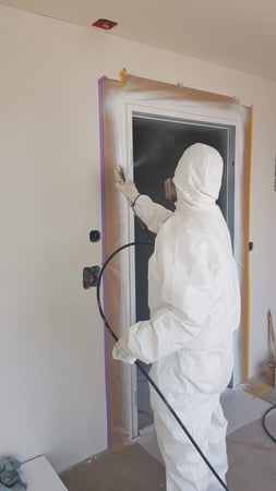 Arbeiten mit Farbsprühpistole