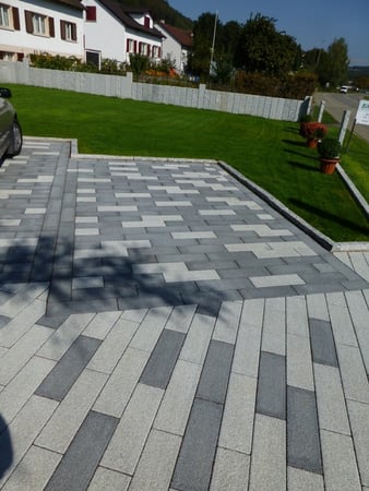 Verspielter Vorplatz  von garbatec ag in Beringen