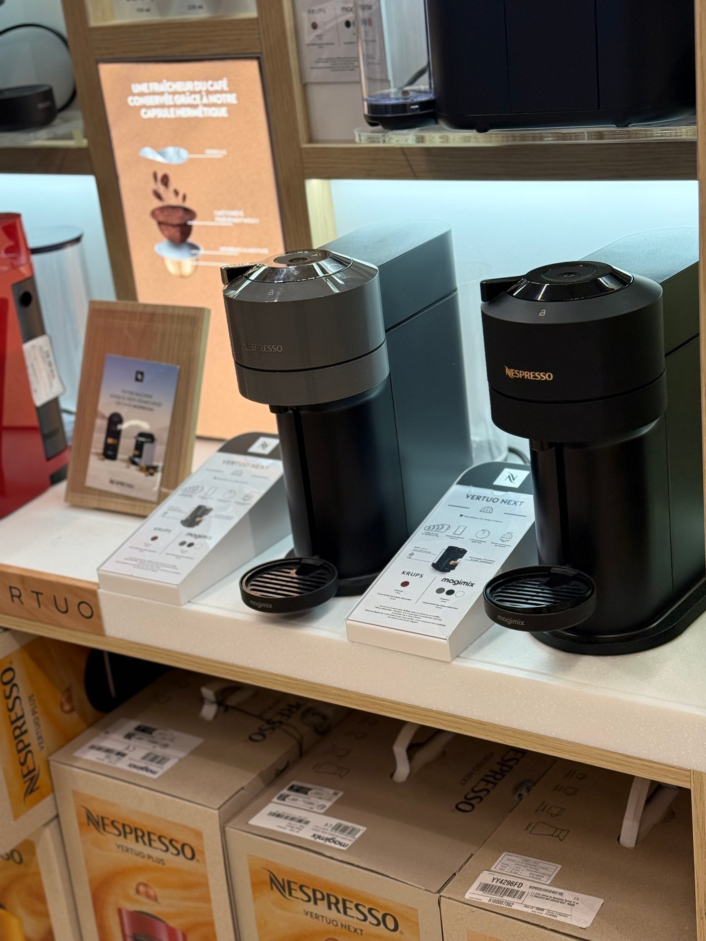 Vous trouverez ici la gamme de Nespresso Vertuo, facile et simple d'utilisation grâce à un seul bouton vous pourrez préparer des petites et des grandes tasses de café.