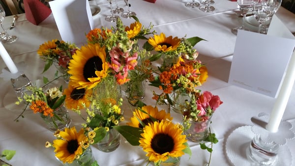 Tischdekoration mit Sonnenblumen