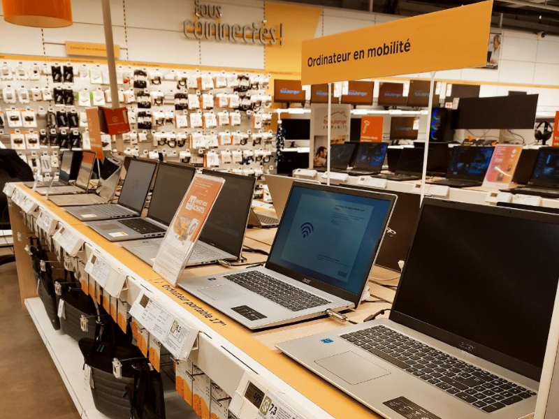 Espace ordinateurs chez Boulanger Vitrolles.