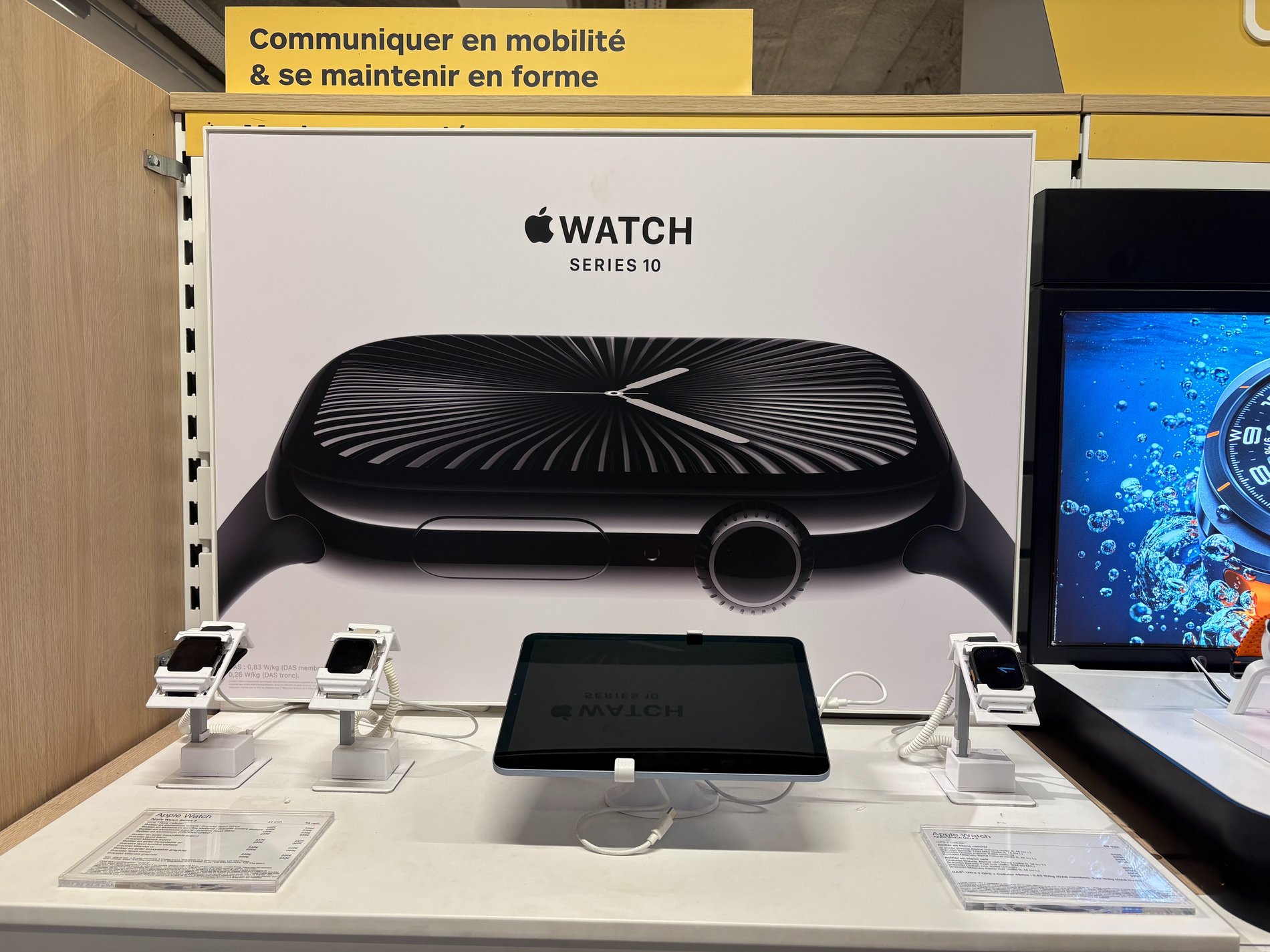 Présentation Apple montres du magasin Boulanger Marseille Saint-ferréol