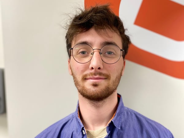 Ludwig fait parti de la Team Boulanger Bourg-en-Bresse depuis septembre 2023 !
Il se trouve derrière les caisses aux afin  d'encaisser les clients et du service après-vente.