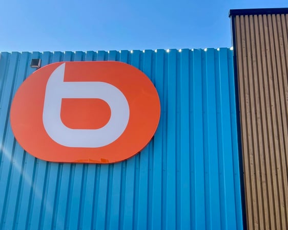 enseigne BOULANGER, magasin d'électroménager-TV-son-multimedia  Boulanger Arles