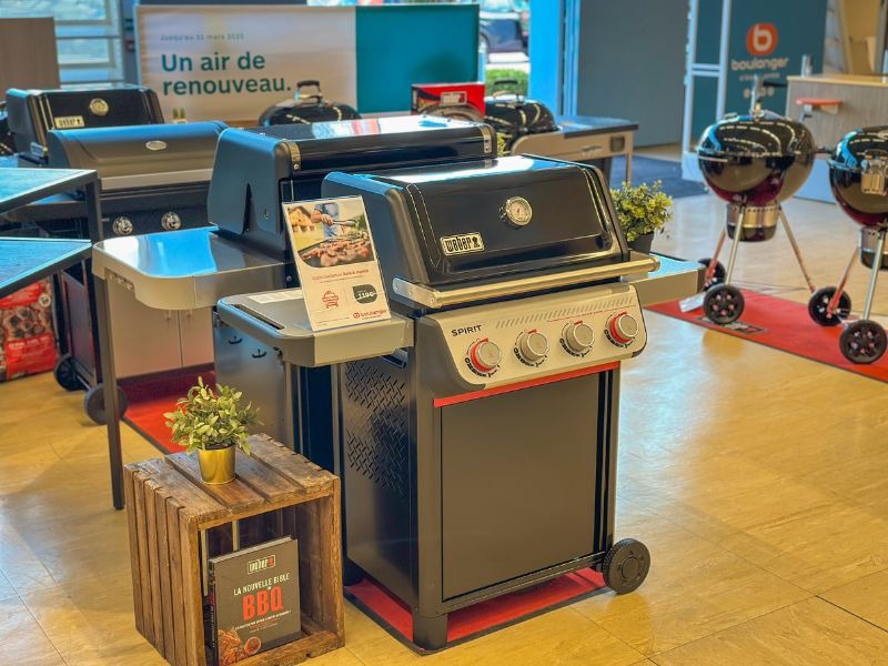 Découvrez ce barbecue Weber Compatible avec le système Weber Crafted - Gourmet BBQ System, le Genesis E-415 ouvre la porte à une infinité de recettes savoureuses et créatives. La grille de cuisson en fonte d'acier émaillé est conçue pour une cuisson optimale, et les barres flavorizer captent et revaporisent les jus de cuisson, ajoutant ainsi une saveur fumée irrésistible aux aliments.
