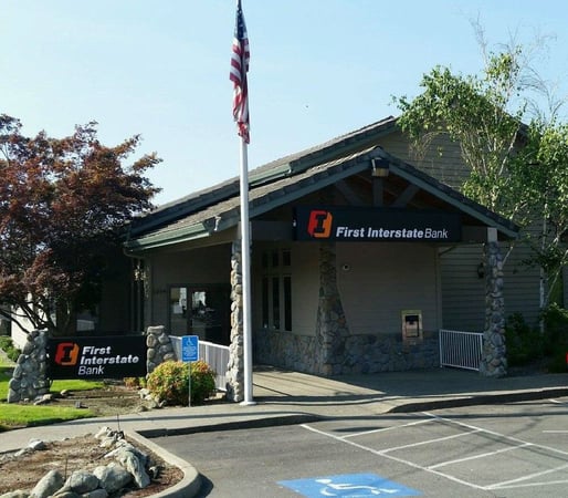Exterior image of First Interstate Bank in Grants Pass, Oregon.