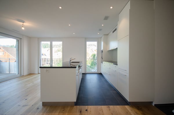 Ellbogenfreiheit in der geräumigen Küche.