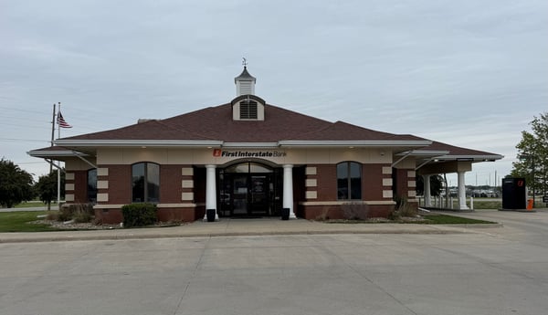 Exterior image of First Interstate Bank in Red Oak, IA.