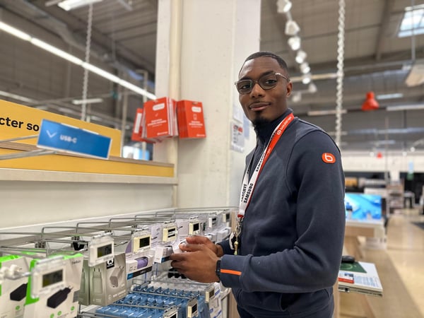 Kevin, conseiller de vente multimédia du magasin Boulanger Sainte-Geneviève-des-Bois ZAC de la Croix Blanche.