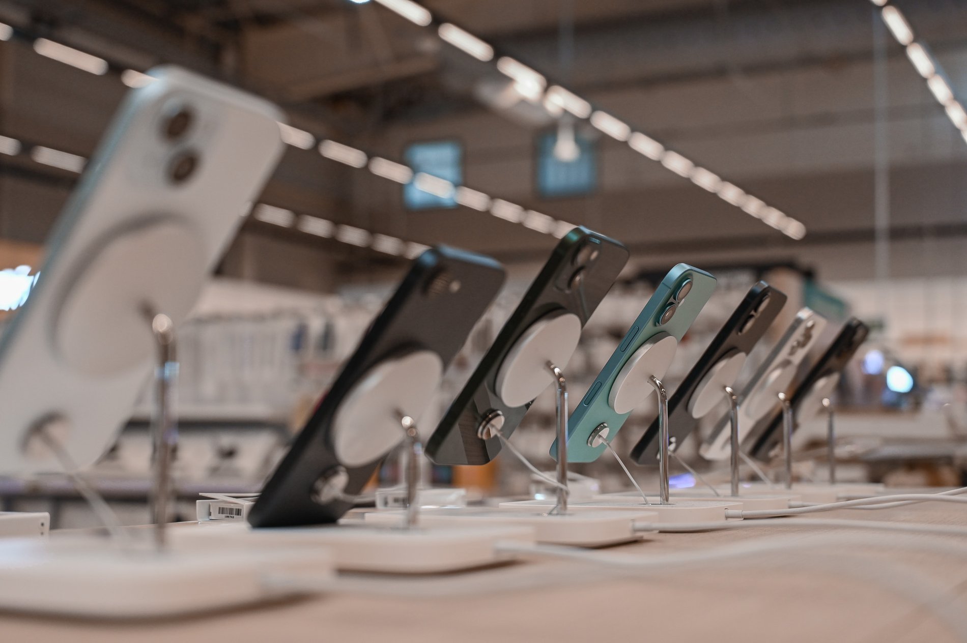 Arrière des iPhone 15 chez Boulanger Toulon - La Garde