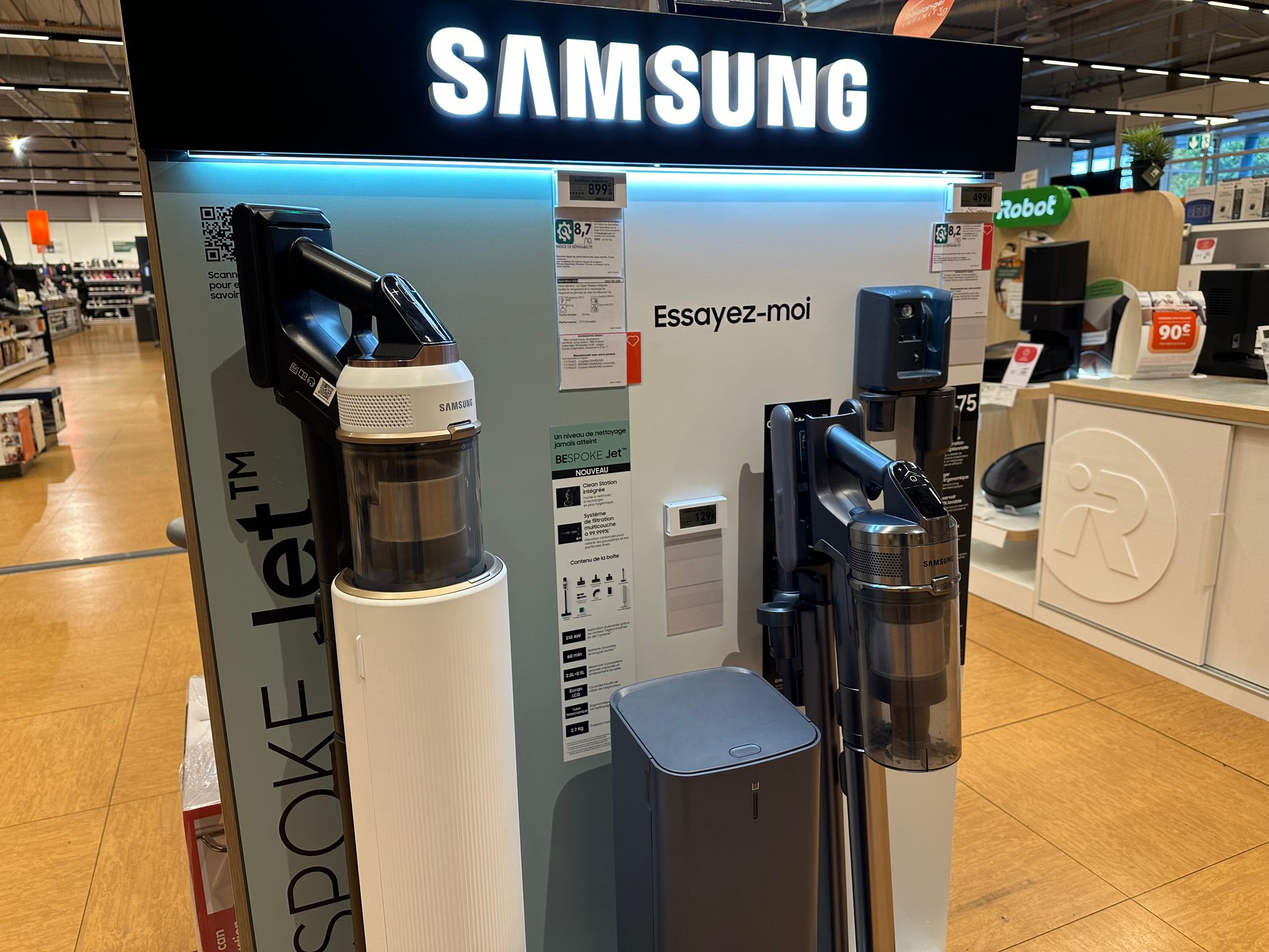 Aspirateur Samsung Bespoke Jet et sa poubelle chez Boulanger Creil - Saint Maximin