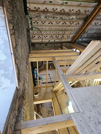 Pose d’un solivage avec assemblage à mi-bois et pose de plancher