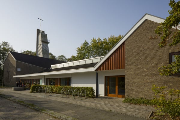 Das moderne Kirchengebäude mit Eingangsbereich.