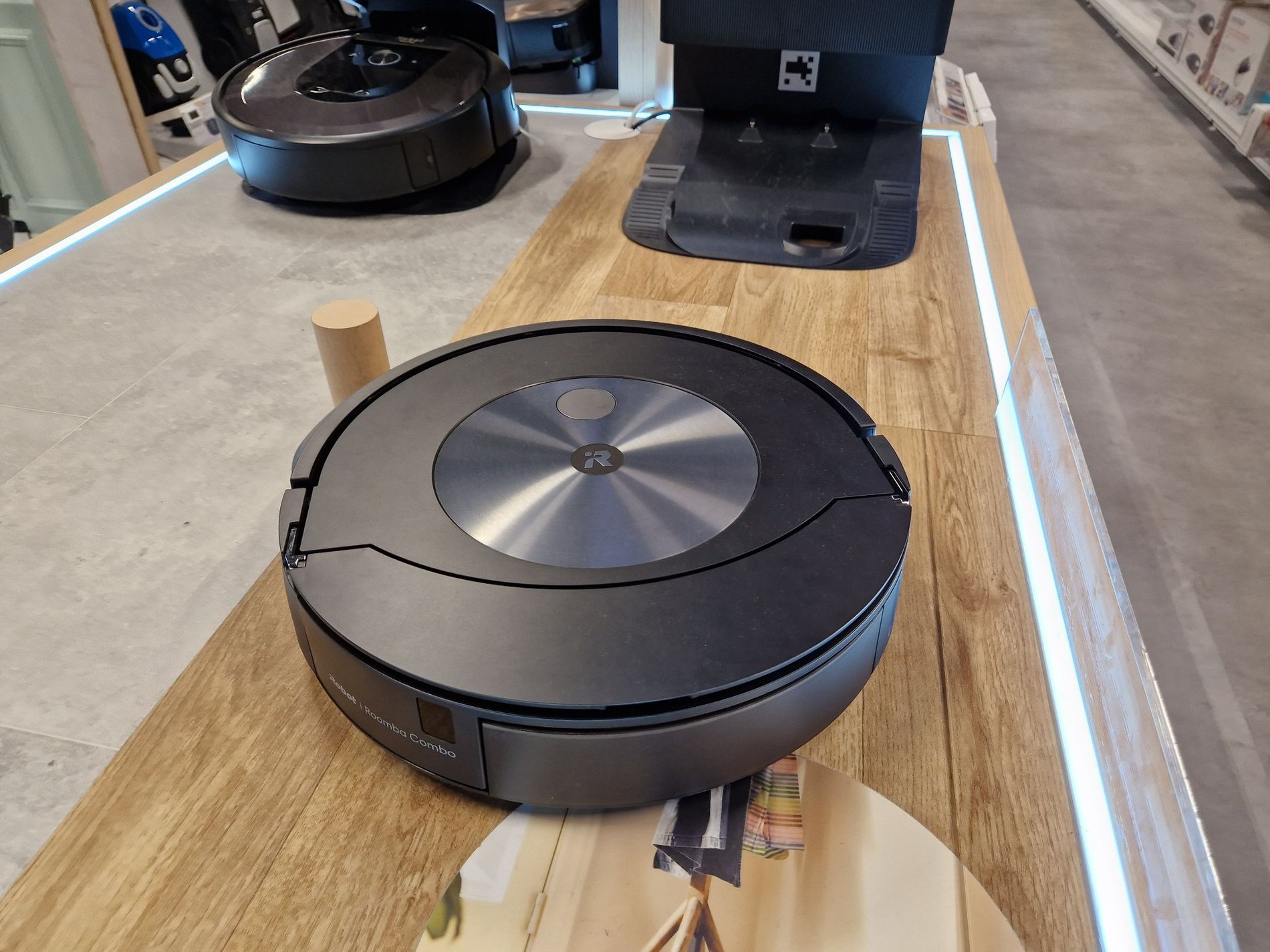 Présentoir Aspirateur IRobot du magasin Boulanger Lognes