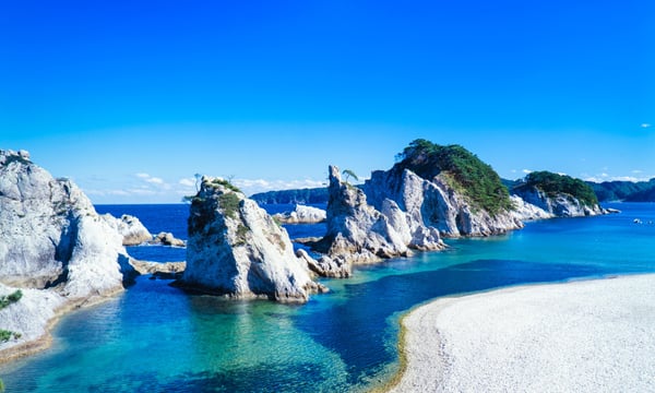 ブルーの海と浄土ヶ浜