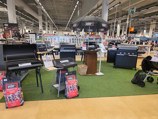 Entrée du magasin avec la gamme des barbecues chez Boulanger La Valentine.