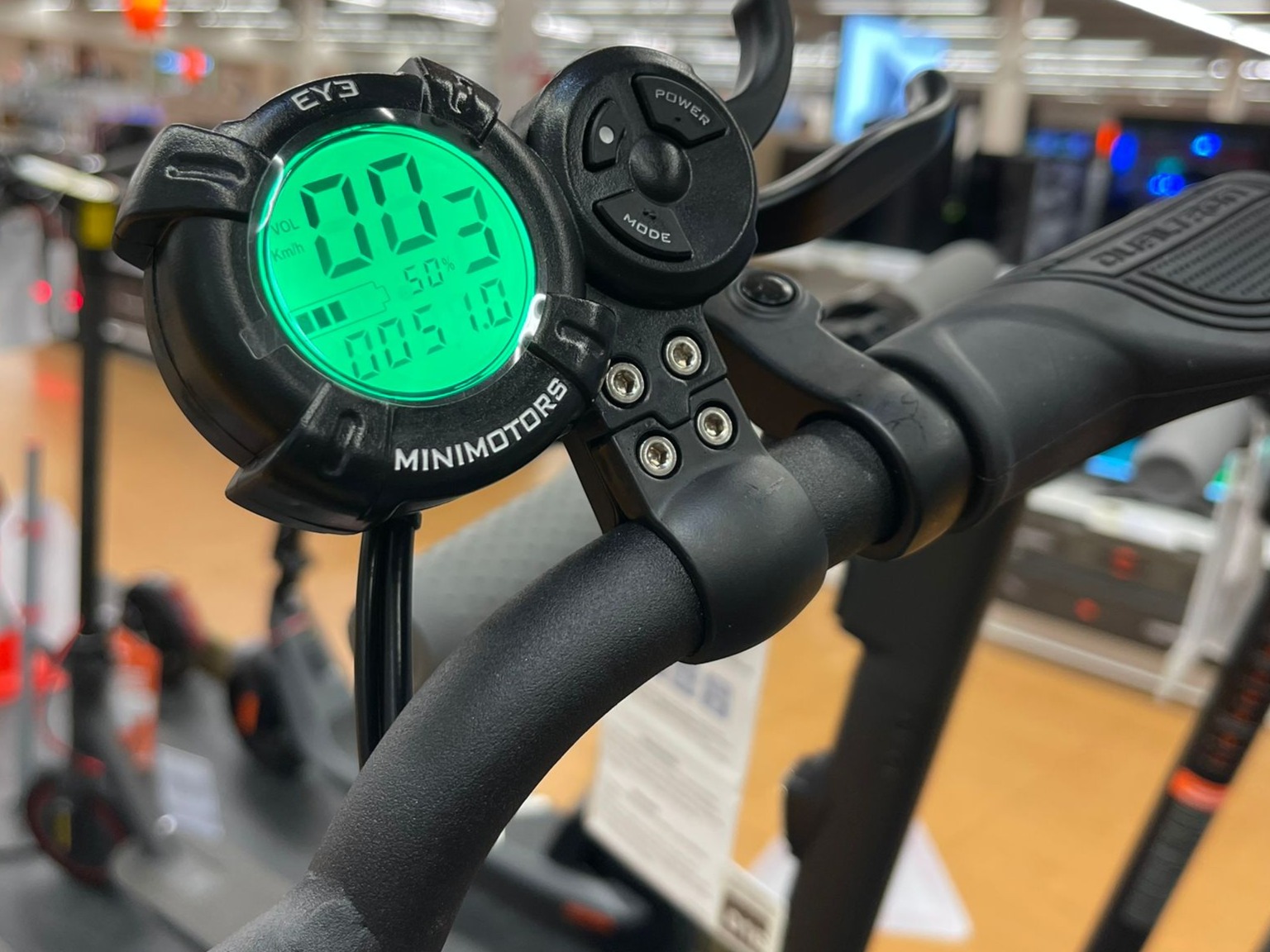 Zoom sur la trottinette électrique Minimotor Dualtron de Boulanger Creil-Saint Maximin.
