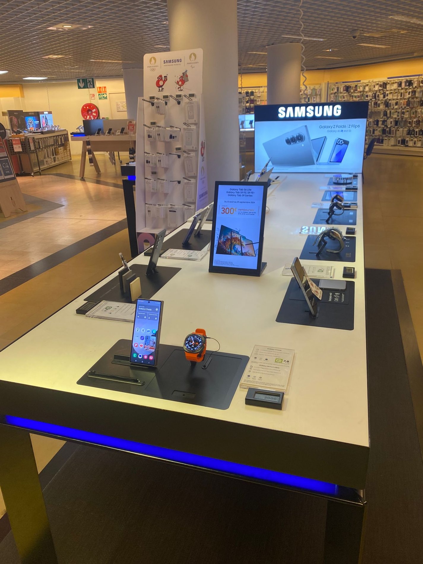 L'espace expérience SAMSUNG avec les smartphones S24, les nouvelles montres watch6, watch6 ultra et les ordinateurs Book 4 au magasin Boulanger Lyon - Les Cordeliers