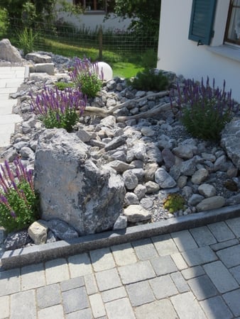 Steingarten mit lockerer Bepflanzung  von garbatec ag in Beringen