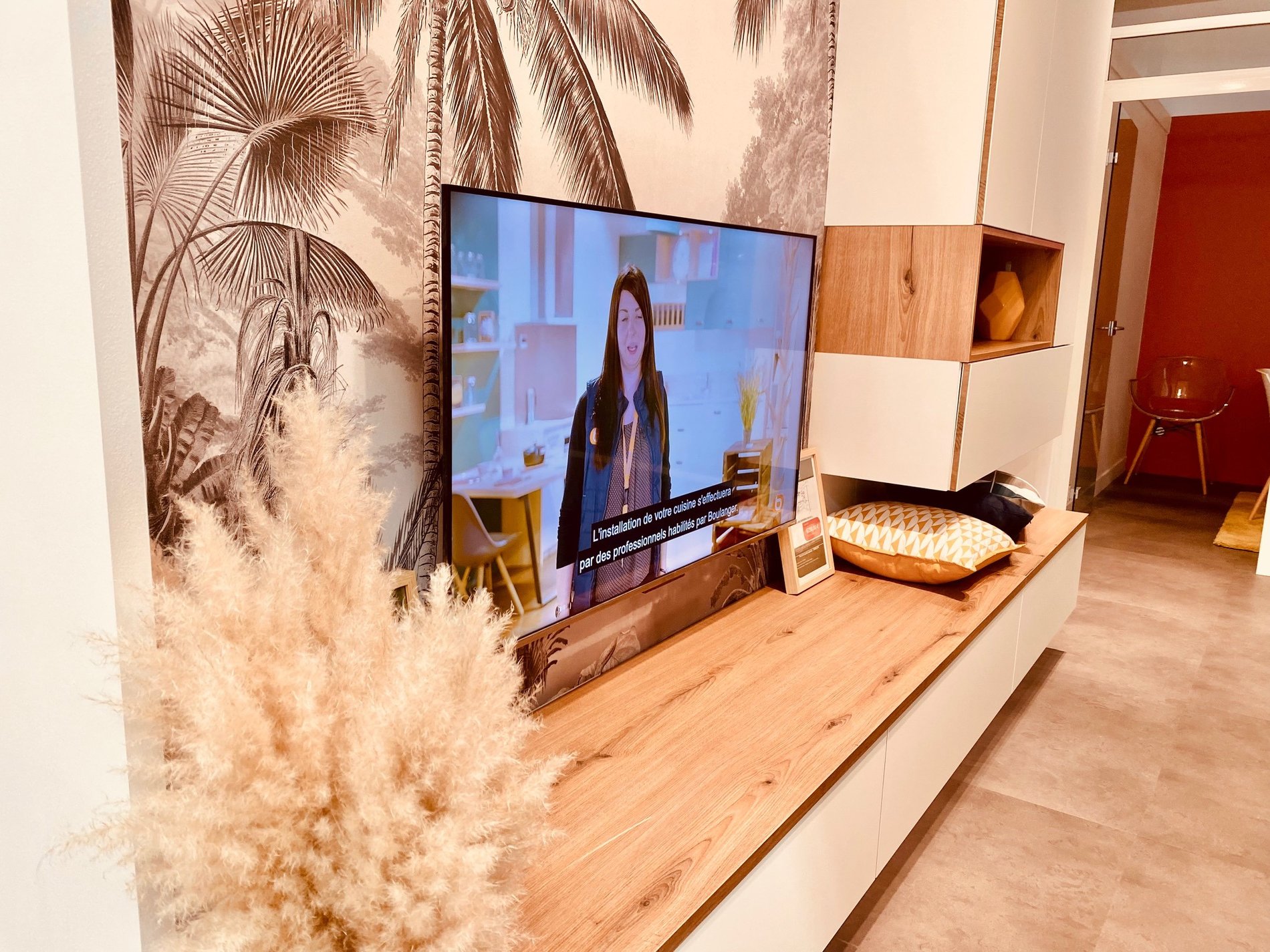 Espace salon meuble TV suspendu blanc et bois