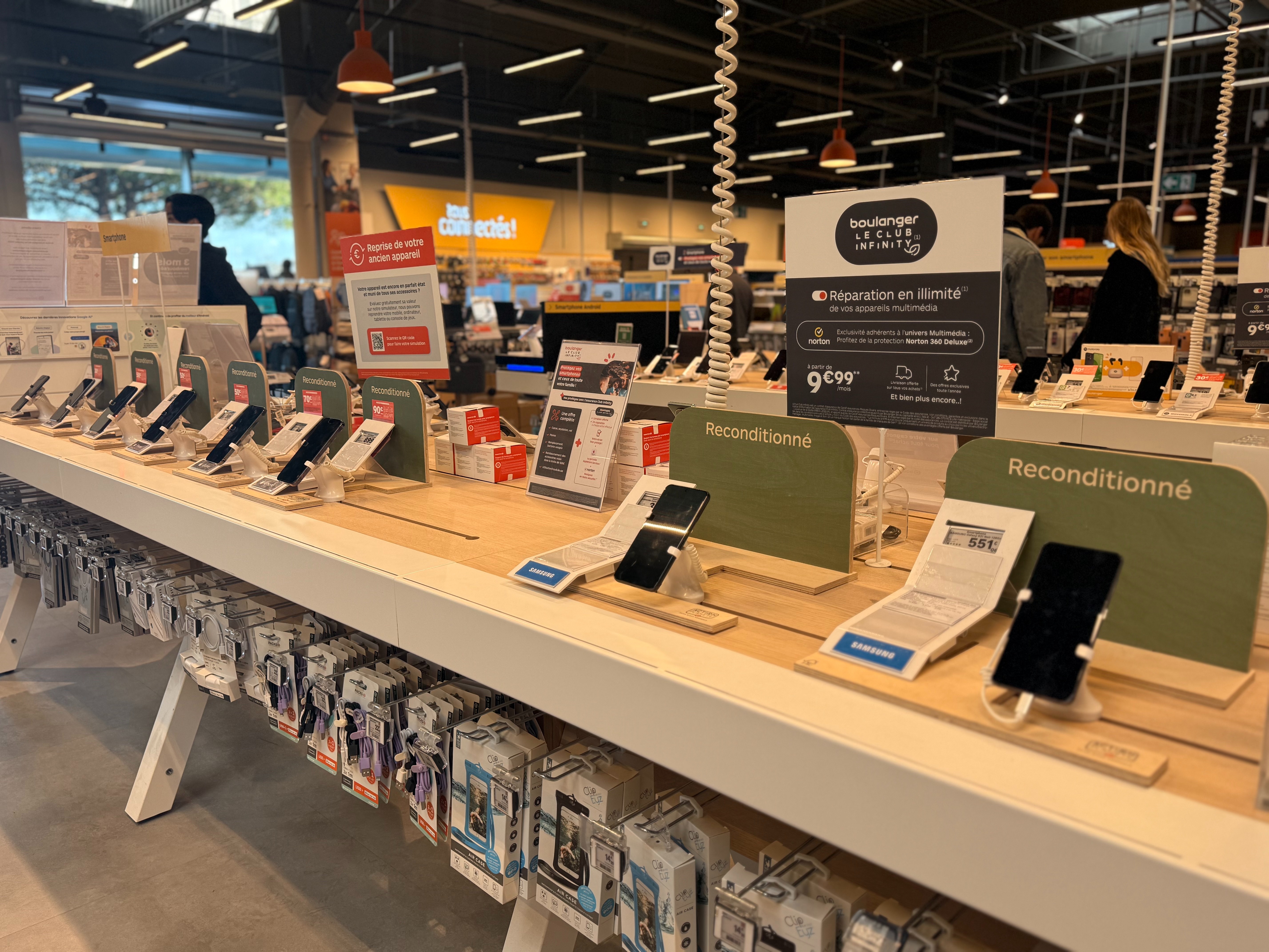 Rayon smartphones chez boulanger Rennes Saint - Grégoire avec les accessoires mobiles.