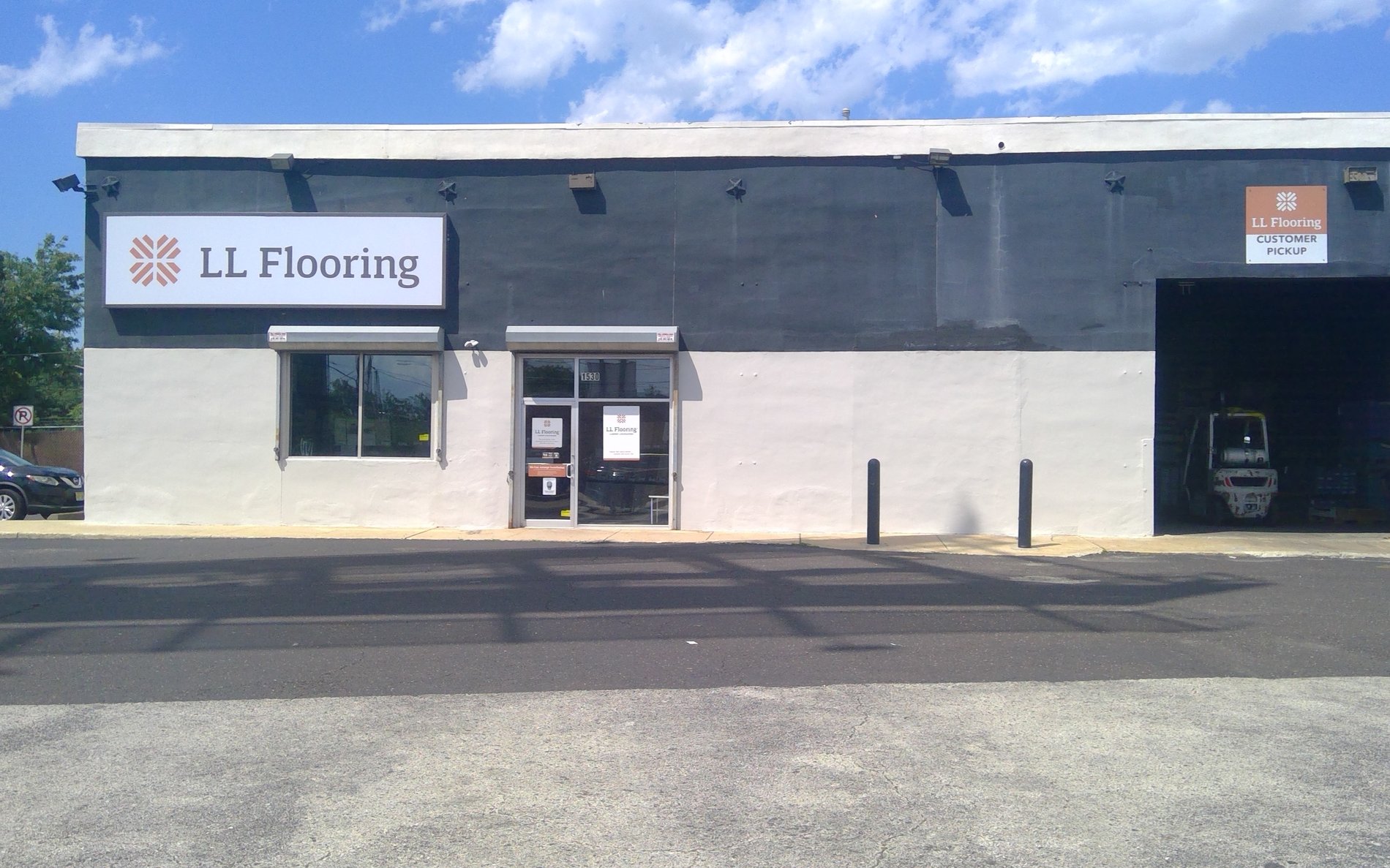 LL Flooring #1344 Philadelphia | 1530 South Columbus Blvd | Storefront