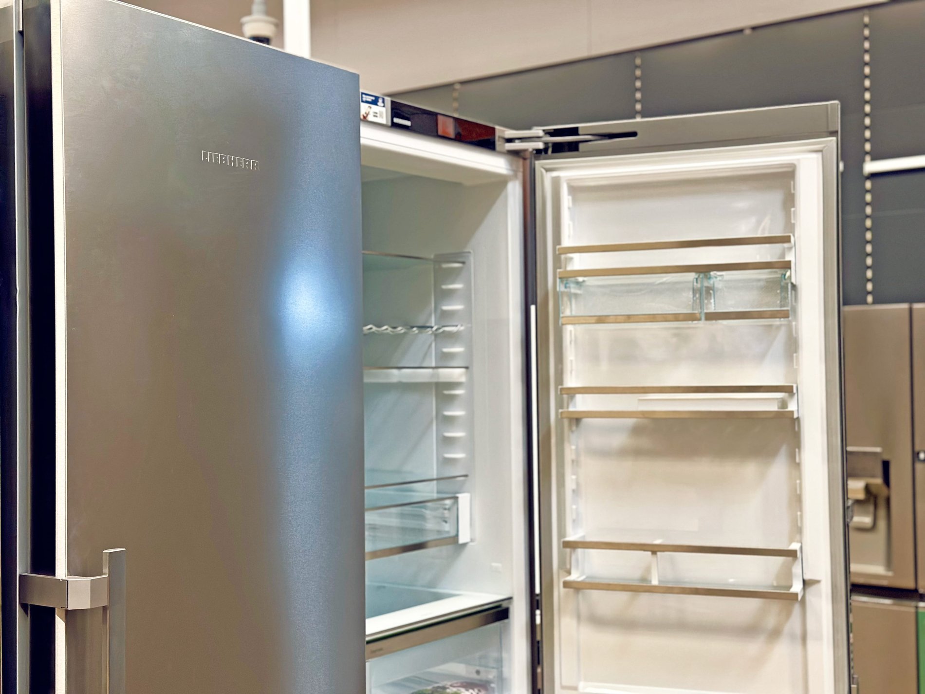Intérieur d'un réfrigérateur combiné Liebherr chez Boulanger Toulon - La Garde