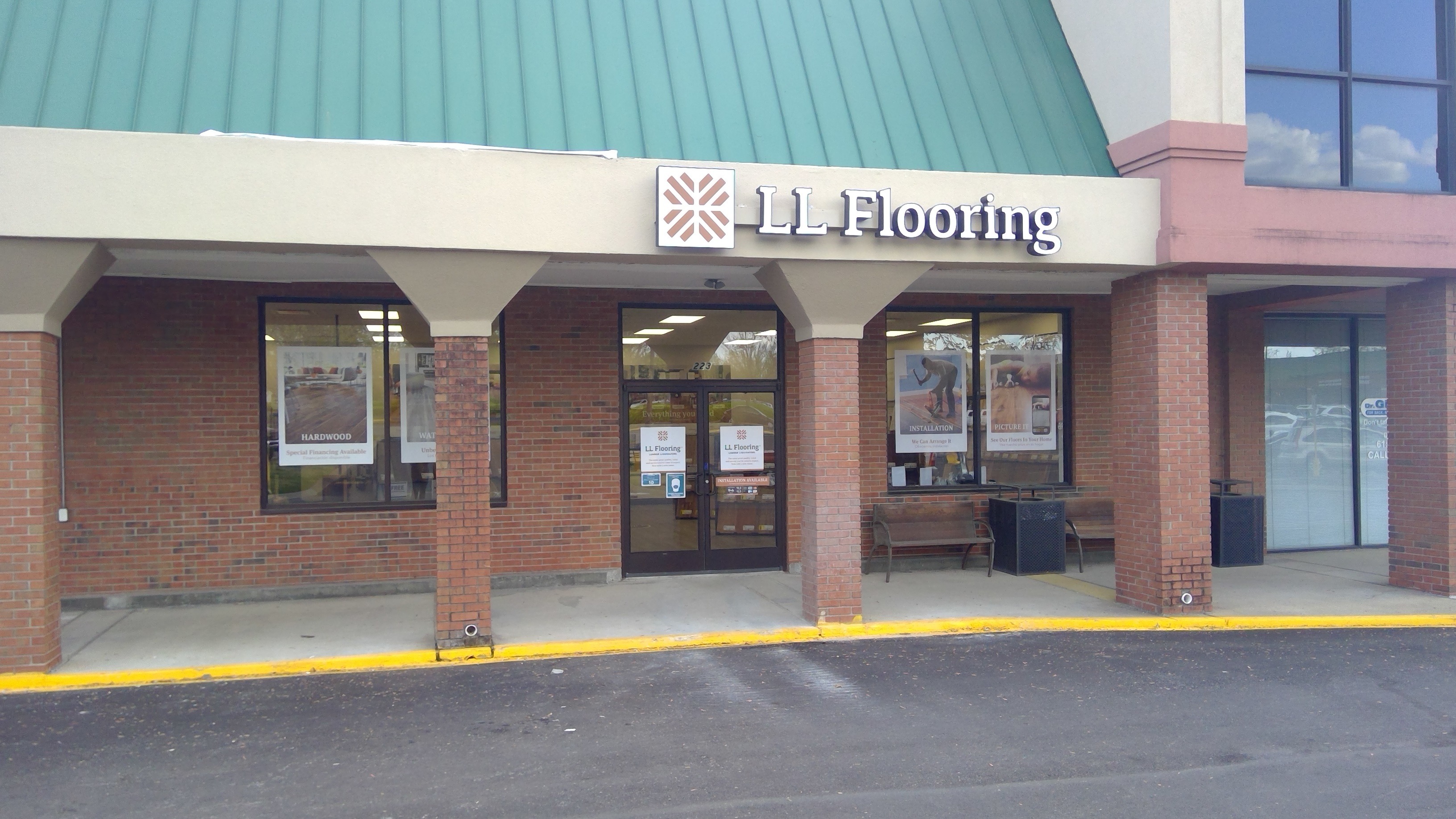 LL Flooring #1433 Franklin | 209 S. Royal Oaks Boulevard | Storefront