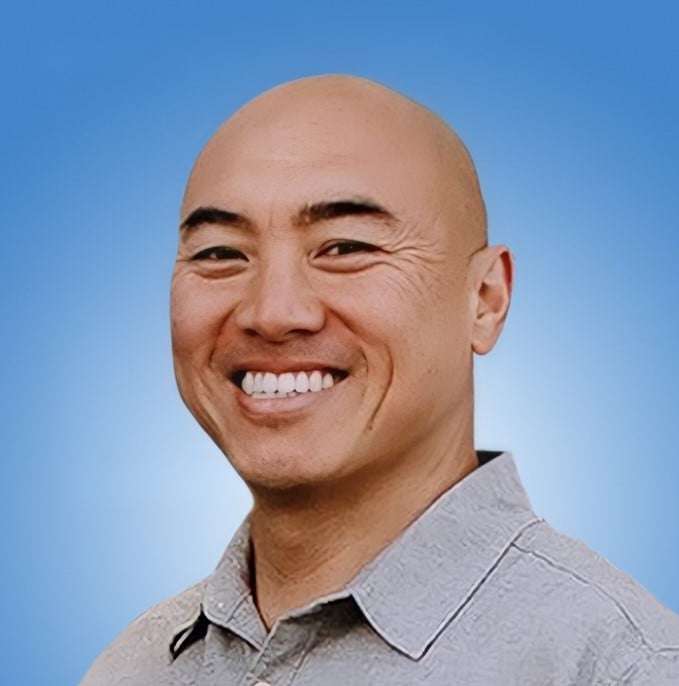 Oxnard, California Allstate agent Jimmy Dang in front of a blue background.