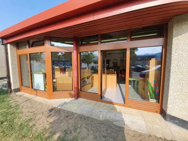 Fenêtres HF410 sapin intérieur/alu extérieur. Pavillon 1 - Ecole en Brit à Yvonand