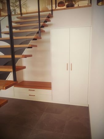 Chassot & Fils SA - Armoire sous escalier