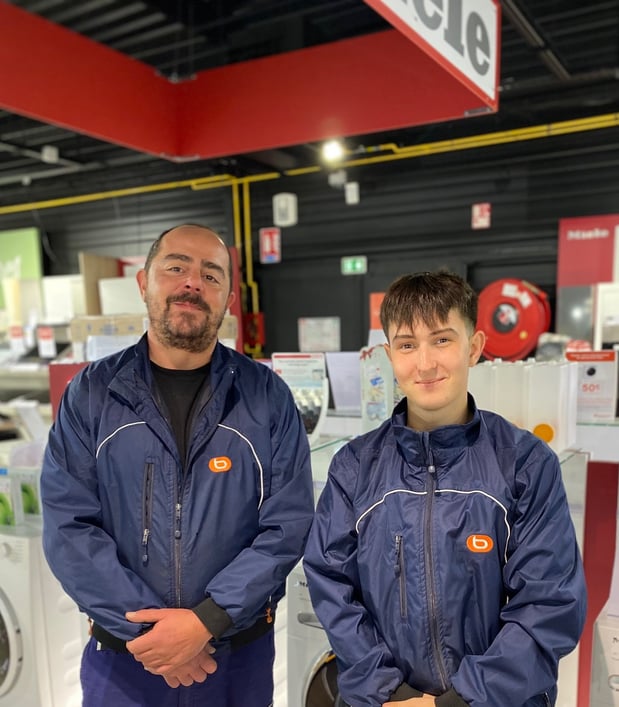 Emmanuel et Jules, livreurs installateurs Boulanger Pontarlier
