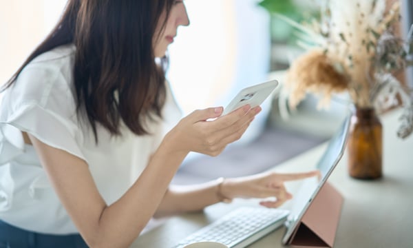 タブレットとスマホを操作する女性