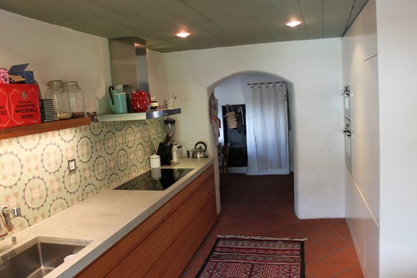 Einbauküche in historischem Bündnerhaus mit Beton-Abdeckung