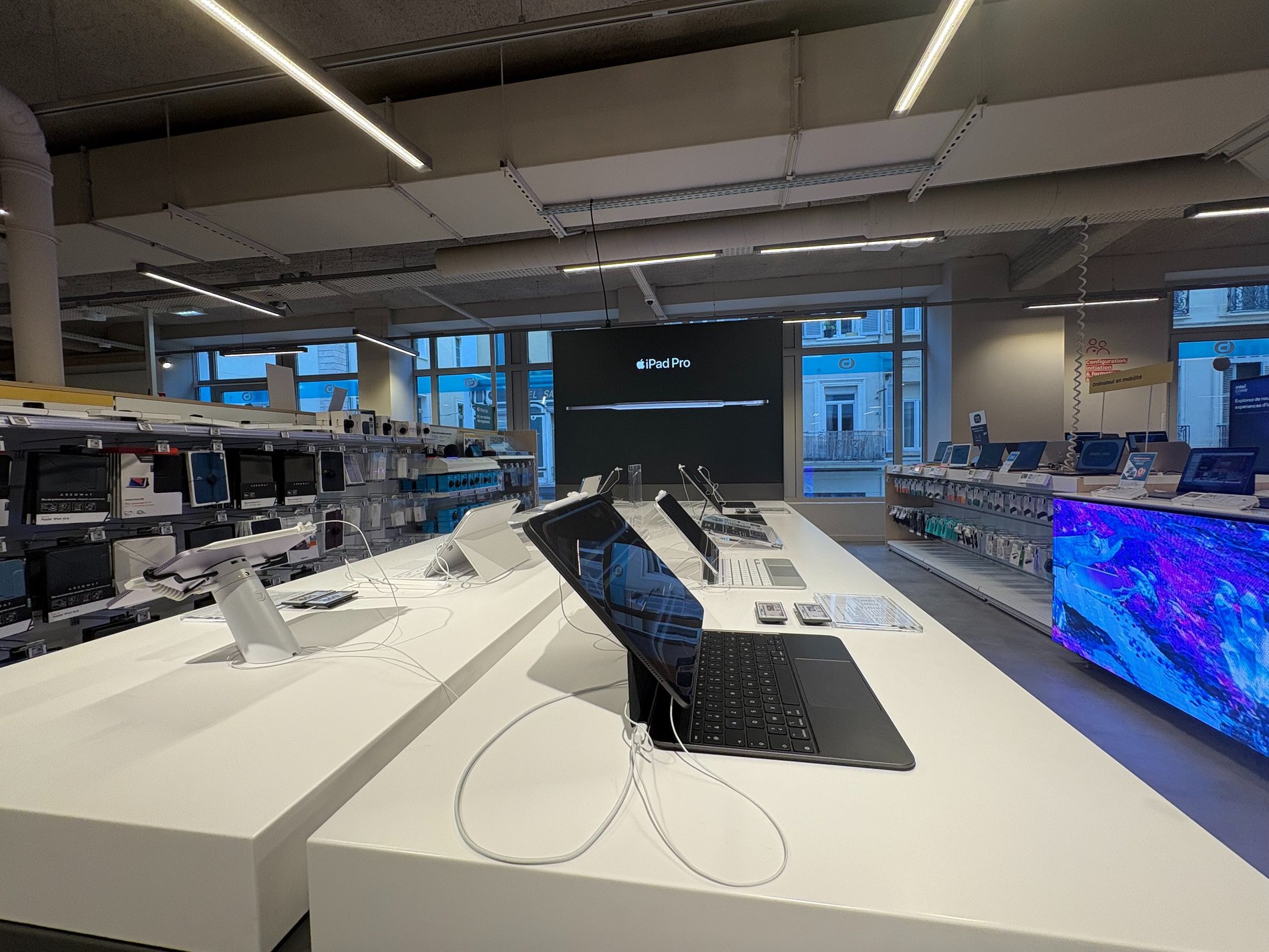 Présentation Apple Ipad du magasin Boulanger Marseille Saint-ferréol