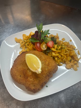 Paniertes Bauernkotelett mit Spätzle