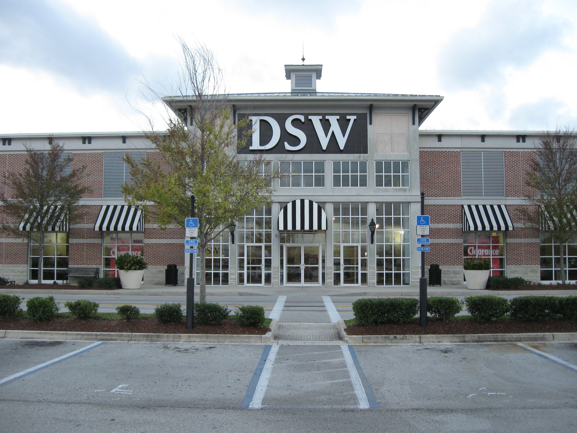 dsw m street