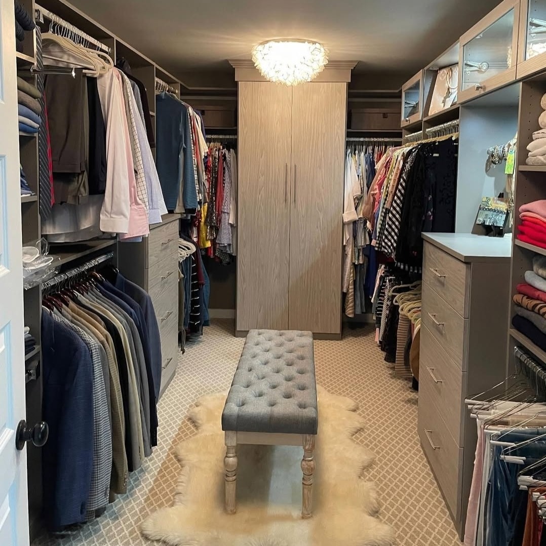 Richmond - Custom closets - Beautiful walk-in closet with a bench in the center