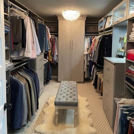 Richmond - Custom closets - Beautiful walk-in closet with a bench in the center