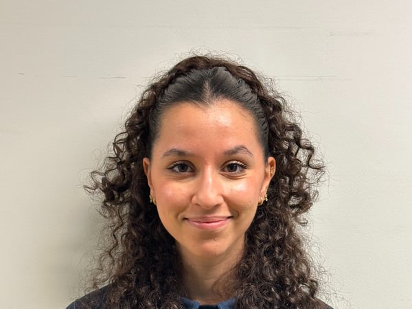 Amira, Conseillère Service Client