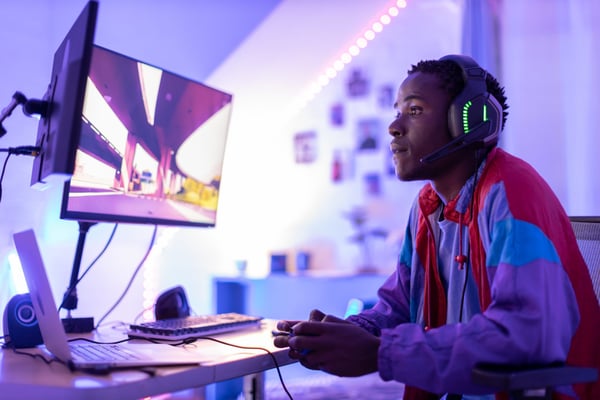 joven jugando videojuegos en una computradora