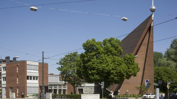Das moderne Kirchengebäude mit einer markanten, spitzzulaufenden Form.