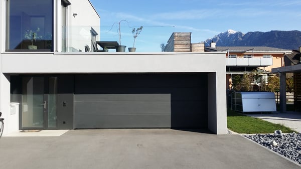 Deckensektionaltor Style mit Wandverkleidung und Haustür