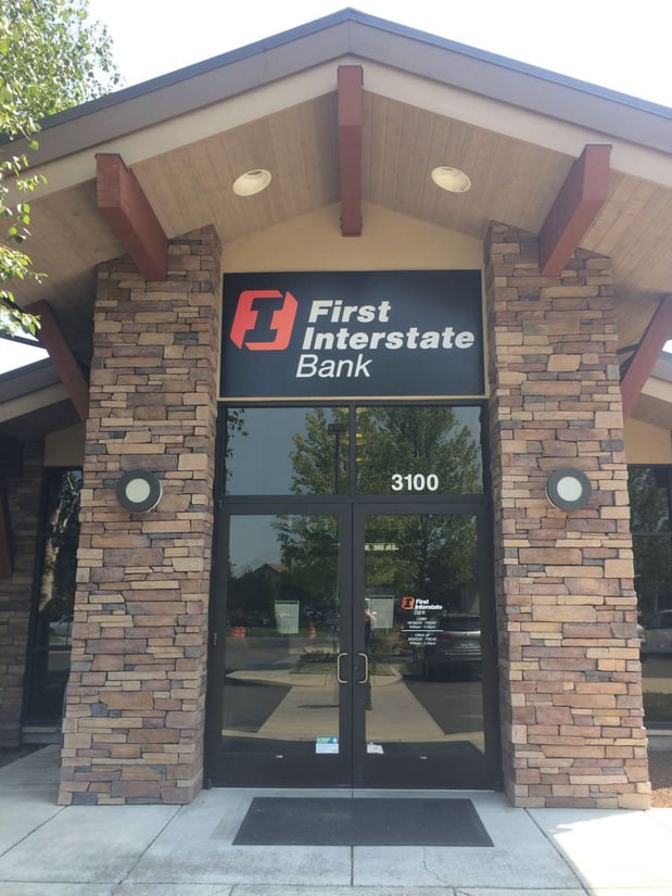 Exterior image of First Interstate Bank in Medford, Oregon.